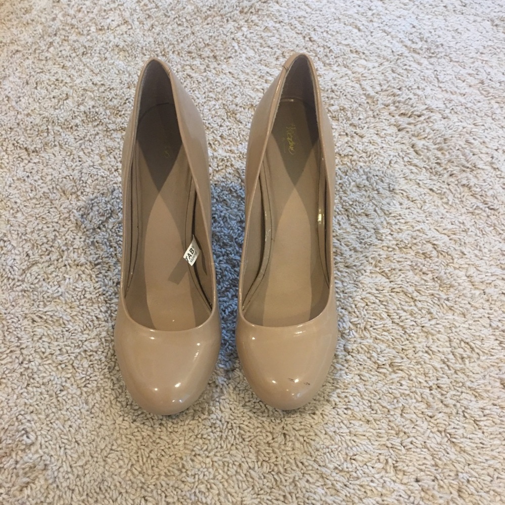 Nude taupe patent heels